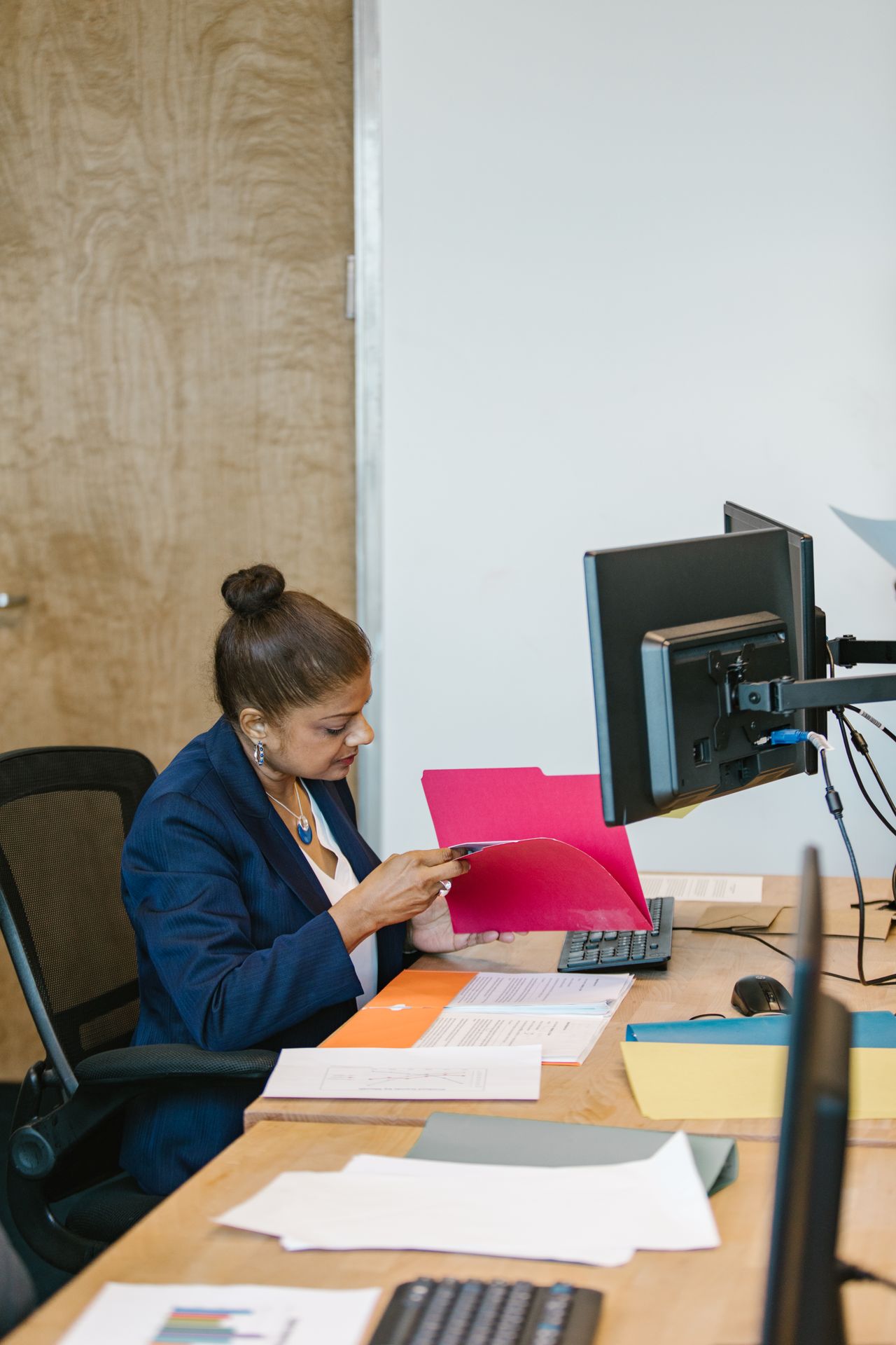 Ordner und Unterlagen an einem Computerarbeitsplatz
