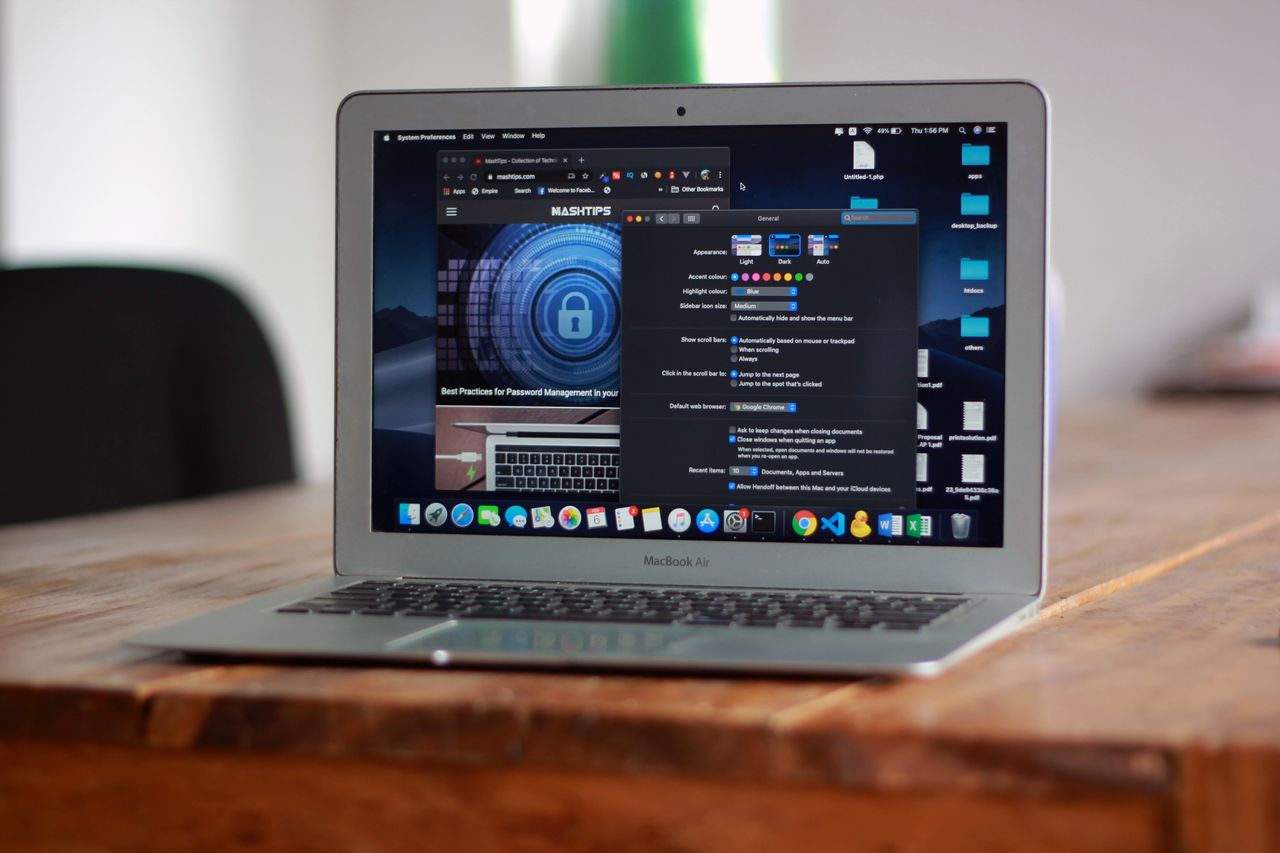 Geöffnete Anwendungen auf einem Laptop