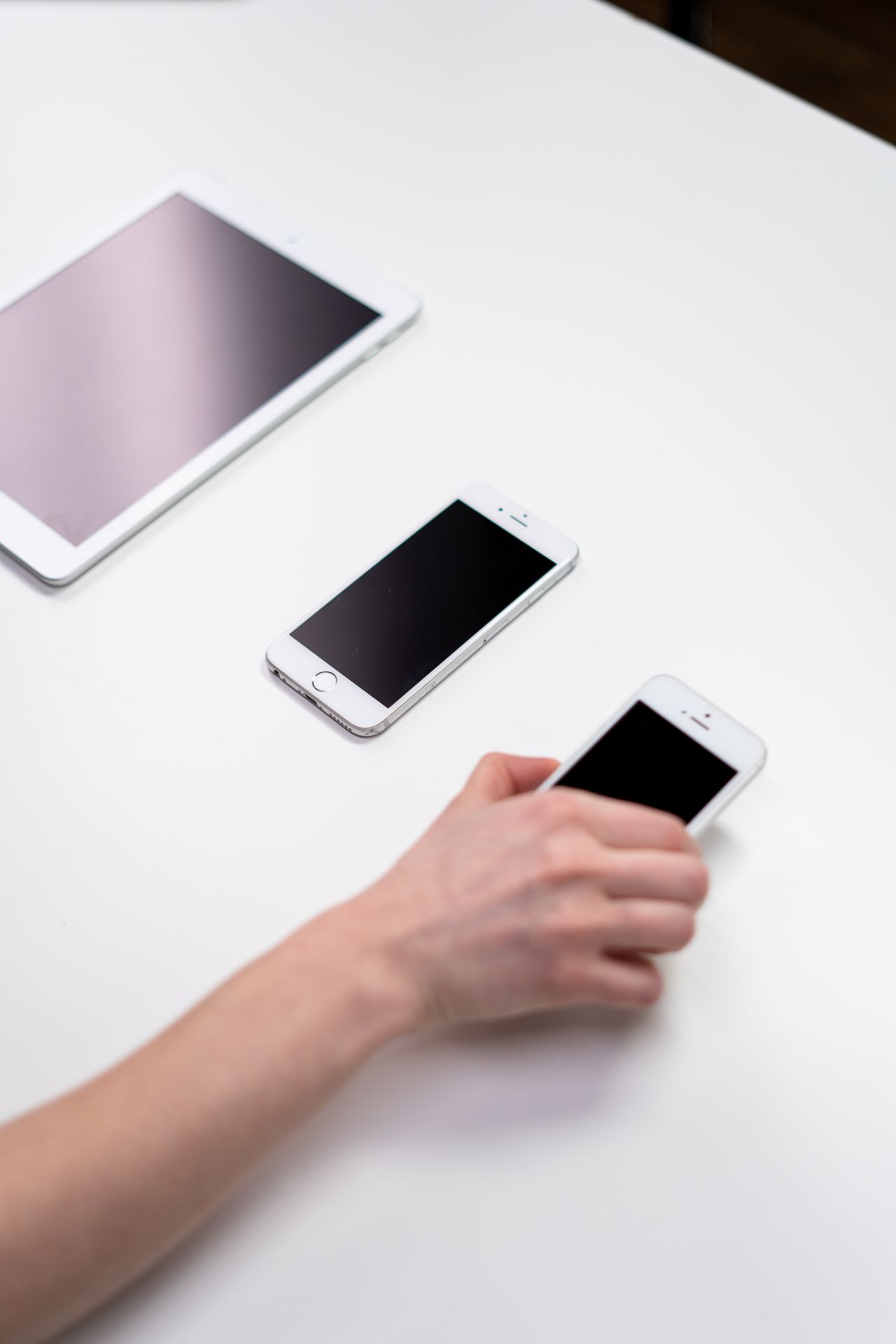 Tablet und Smartphones auf einem weißen Tisch