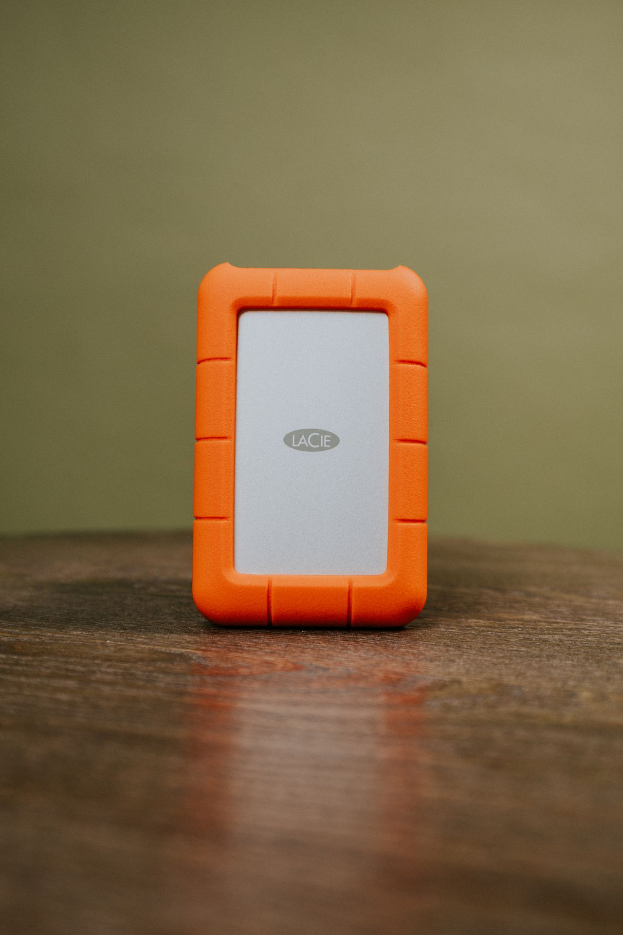 Externes Laufwerk mit orangefarbener Schutzhülle