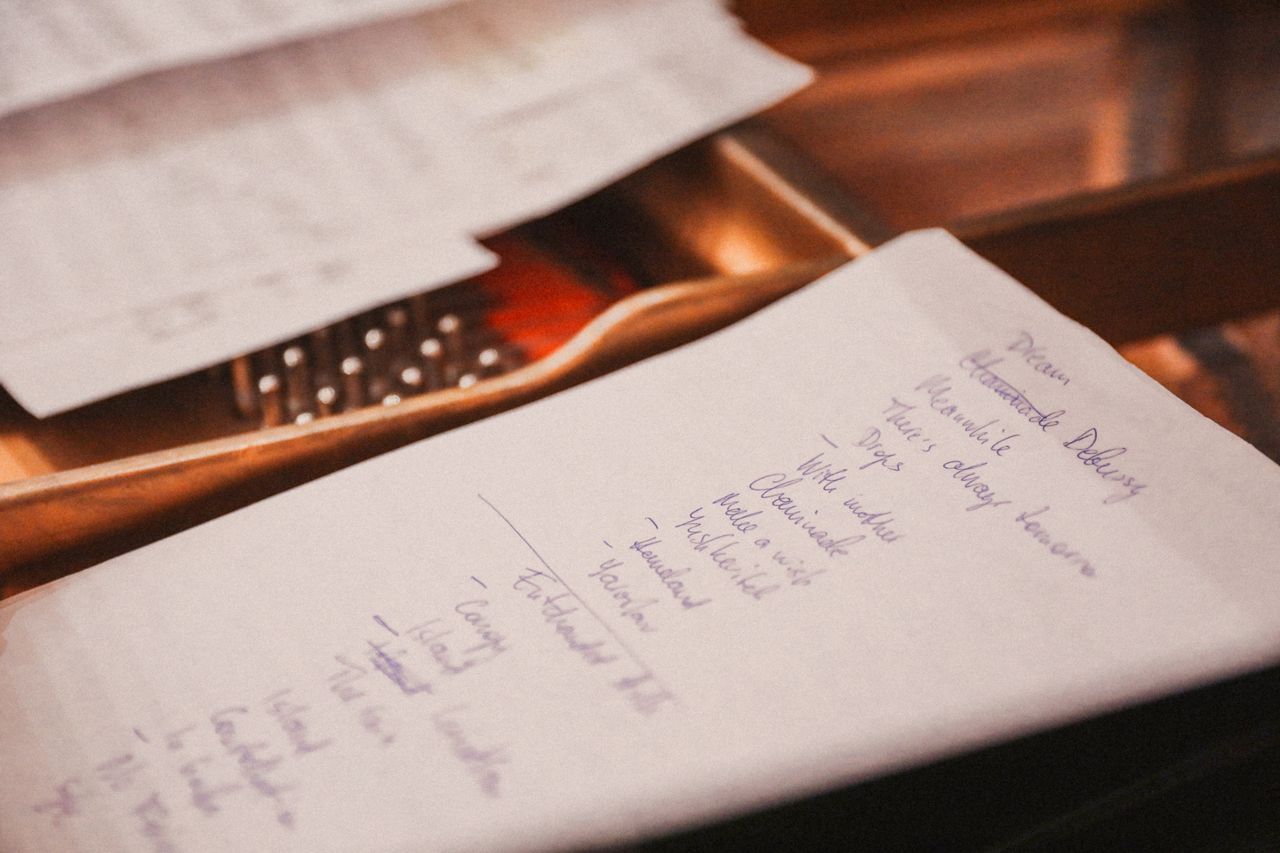 Handschriftliche Checkliste auf Papier