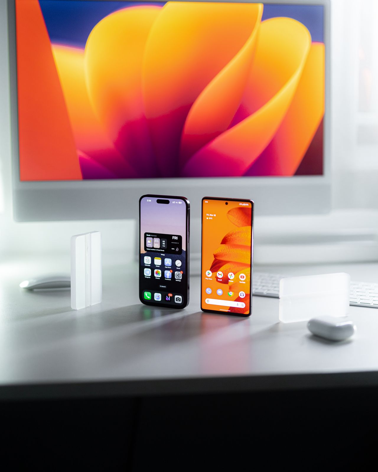 Zwei Smartphones auf einem Schreibtisch