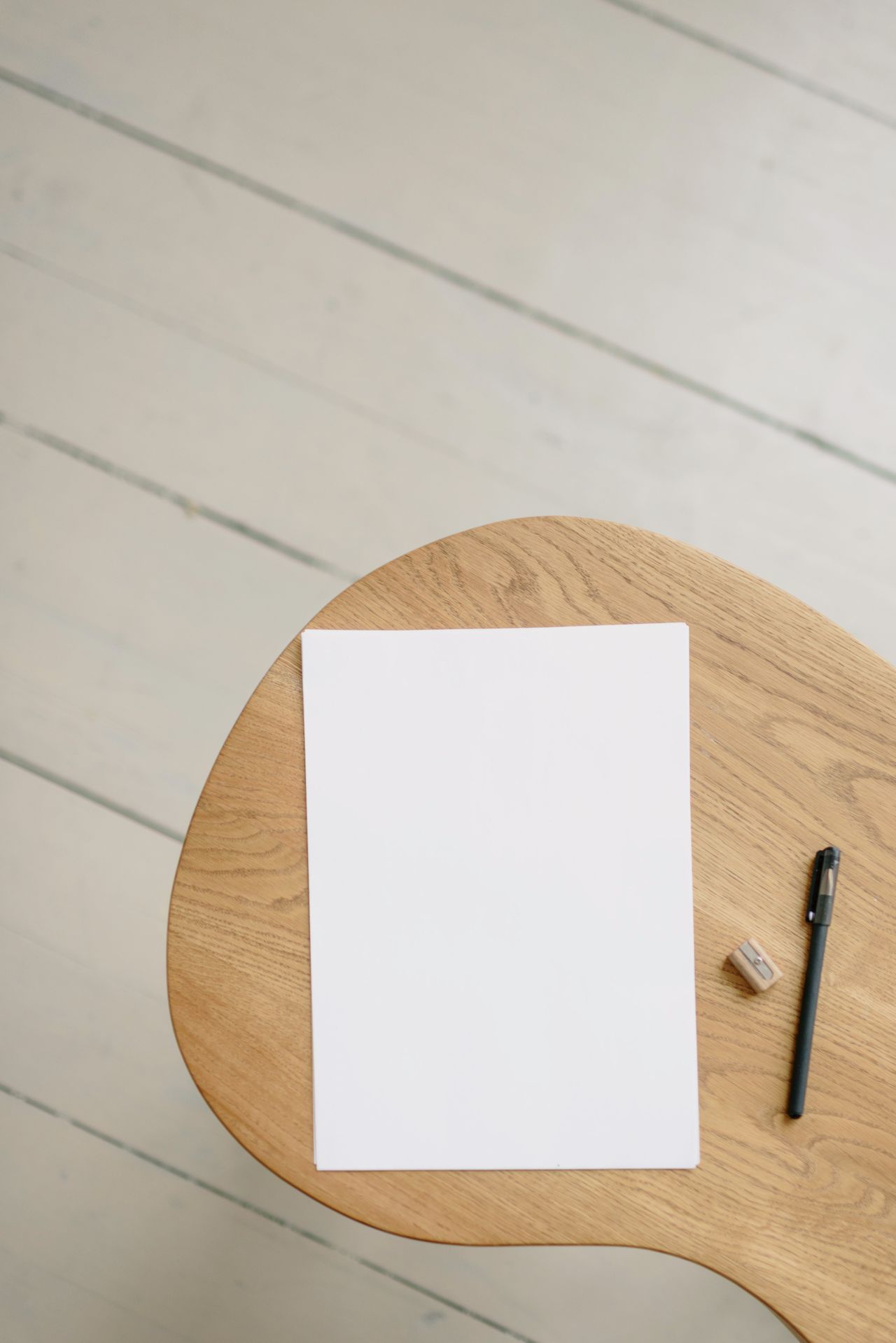 Papier und Stift auf einer freien Arbeitsfläche