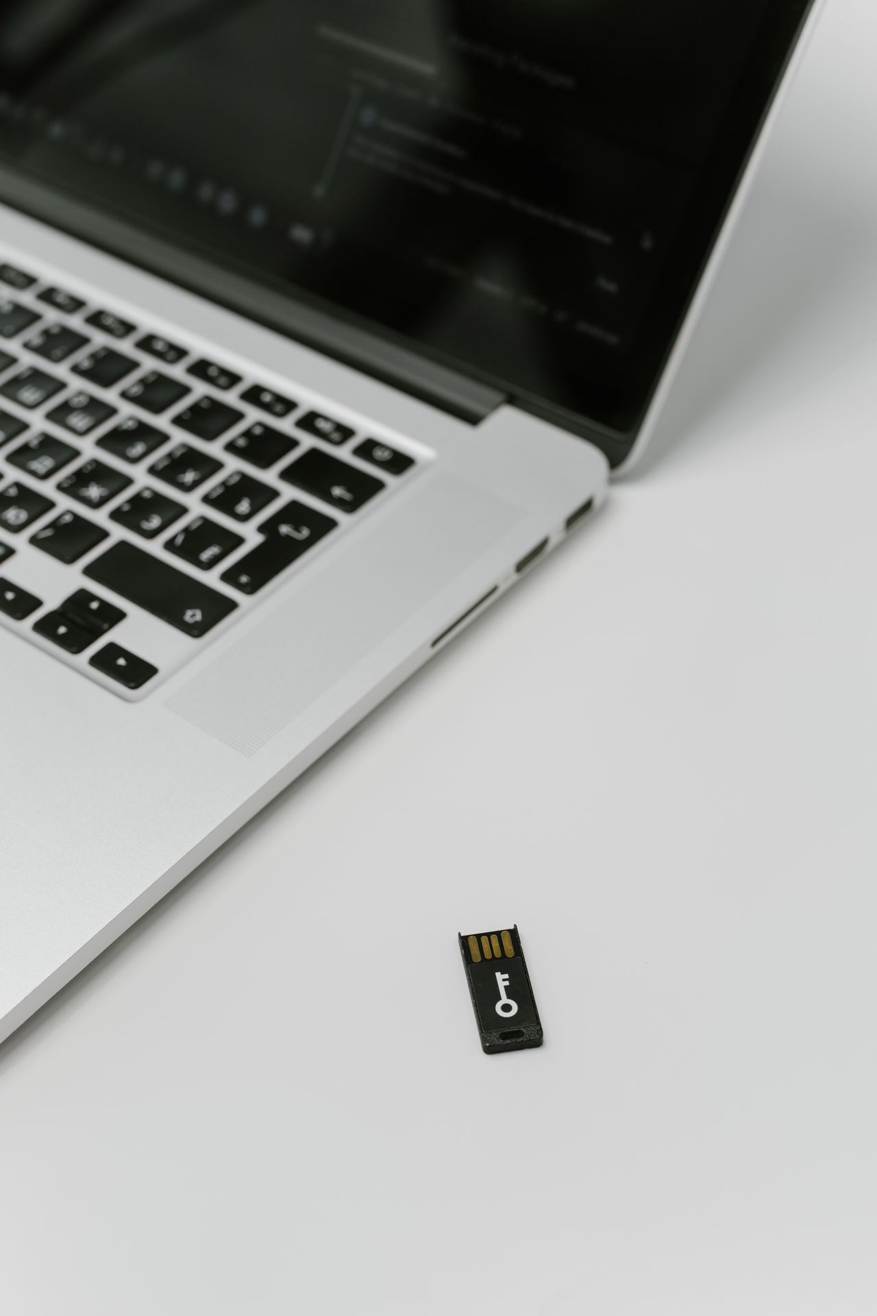 USB-Sicherheitsschlüssel neben einem Laptop
