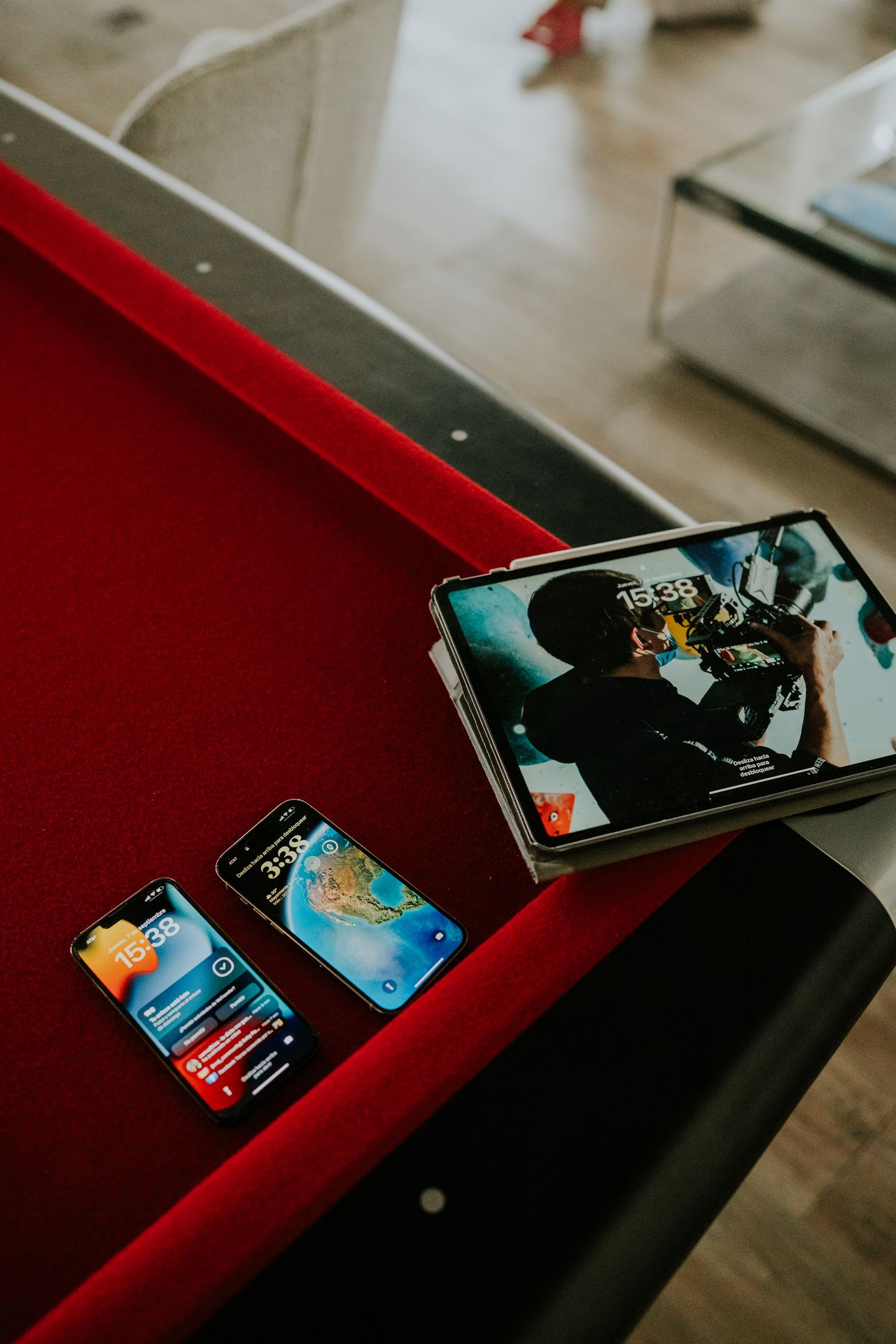 Mehrere mobile Geräte mit eingeschalteten Bildschirmen