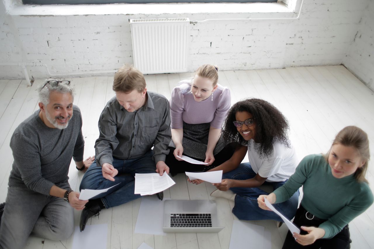 Gemeinsame Arbeit mit Laptops und Unterlagen
