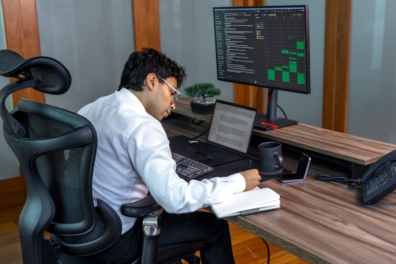 Datenarbeit an einem Computermonitor