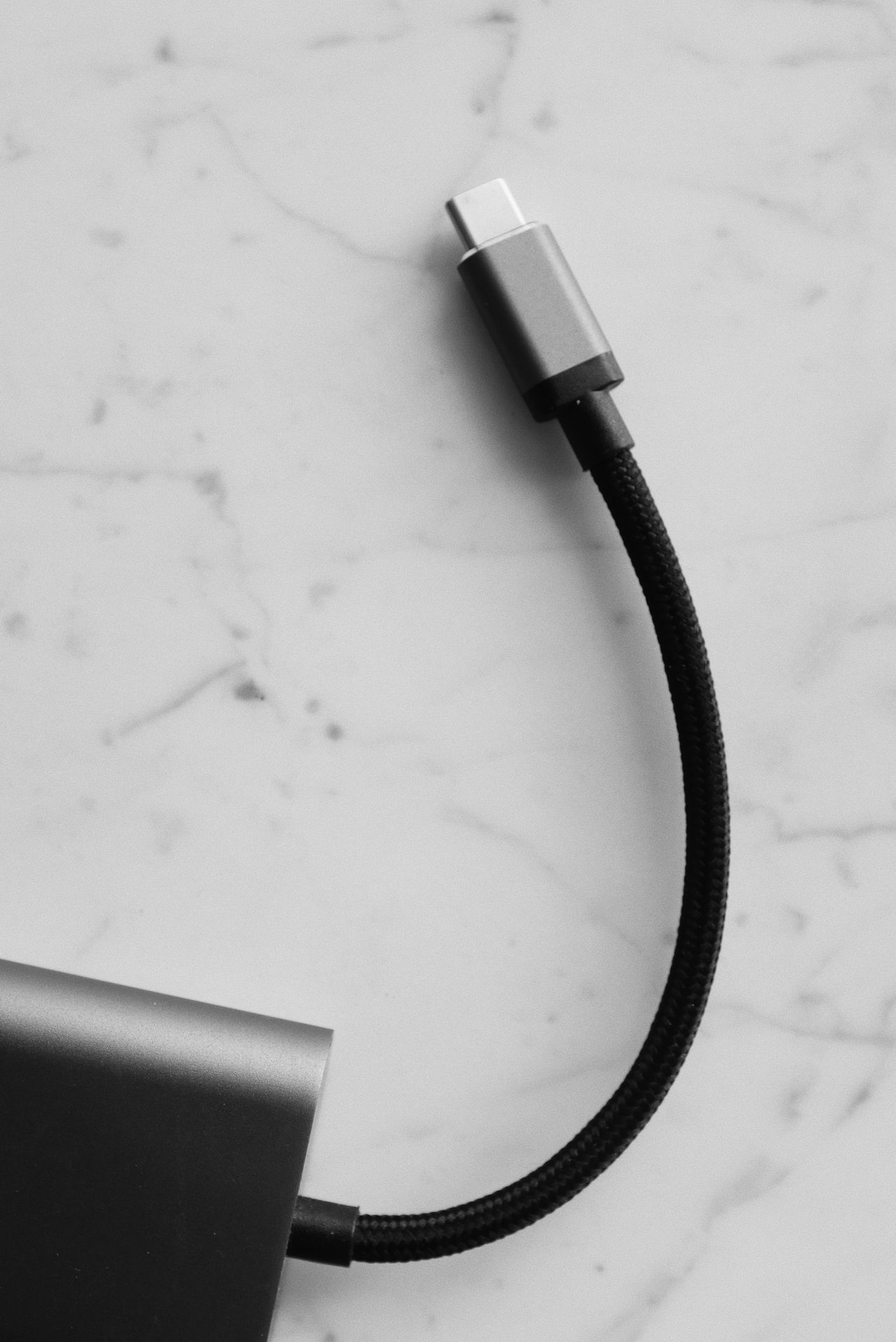 USB-C-Stecker auf einer hellen Oberfläche