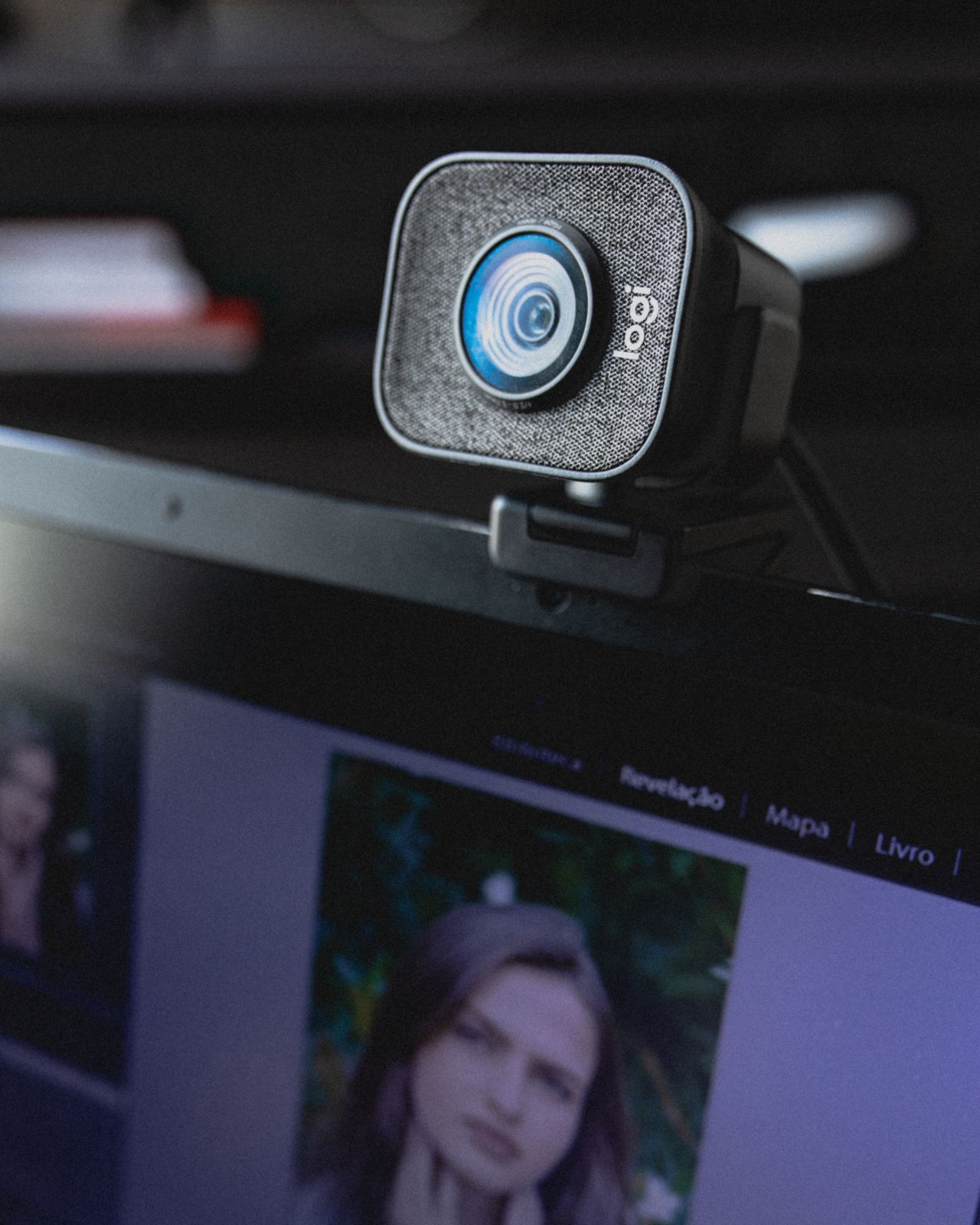 Webcam am oberen Rand eines Bildschirms