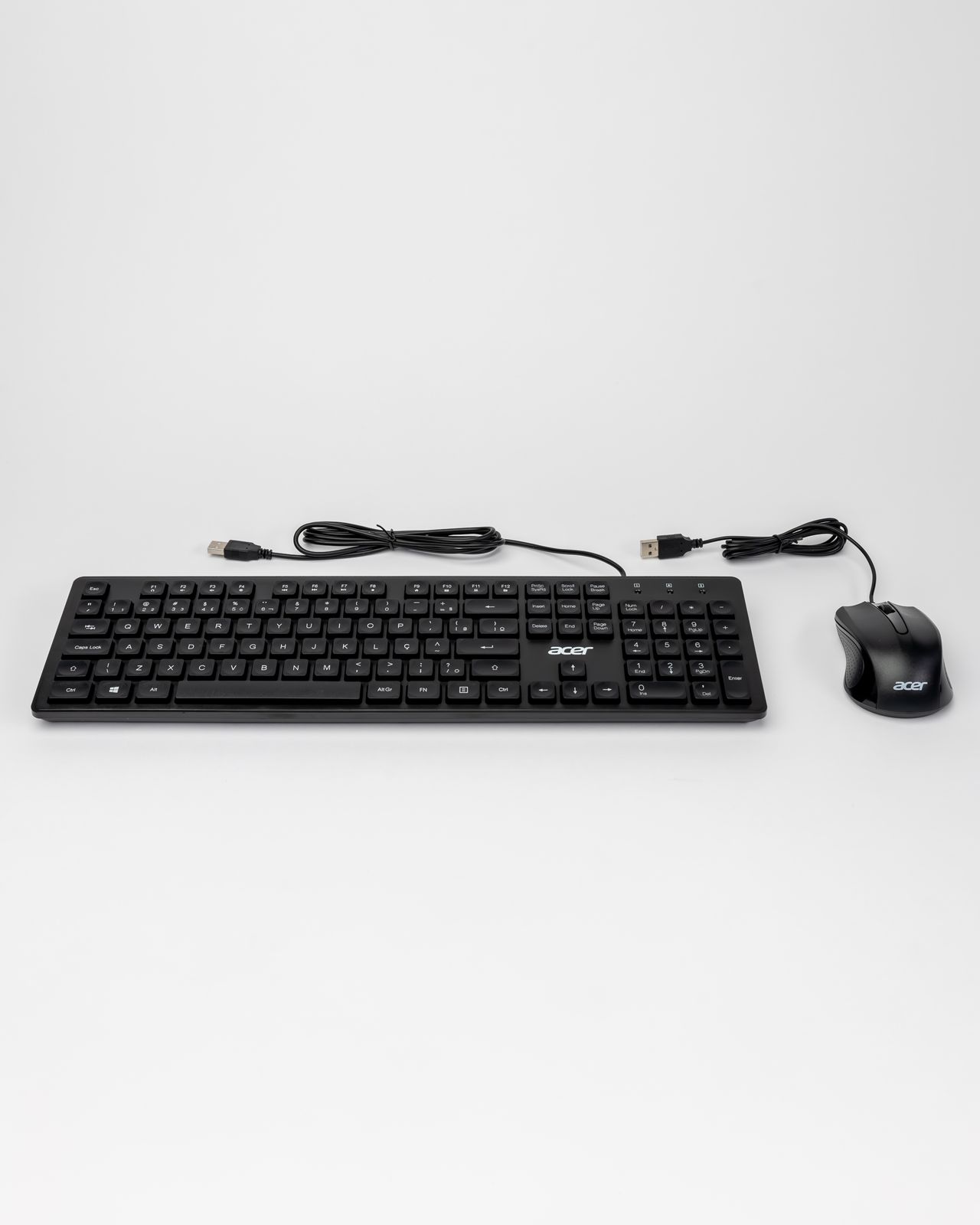 Kabelgebundene Tastatur und Maus auf hellem Hintergrund