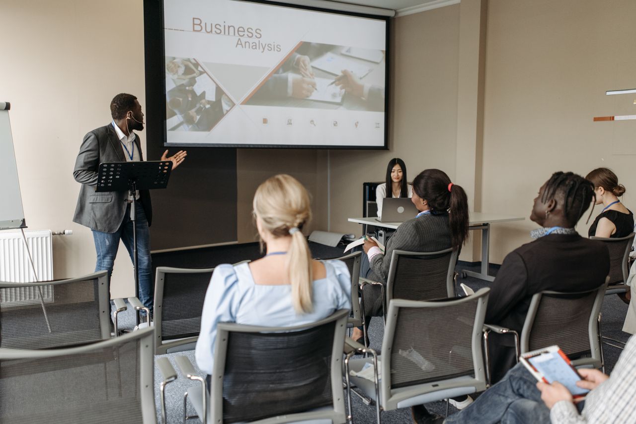 Presentation with a projection screen in a meeting room