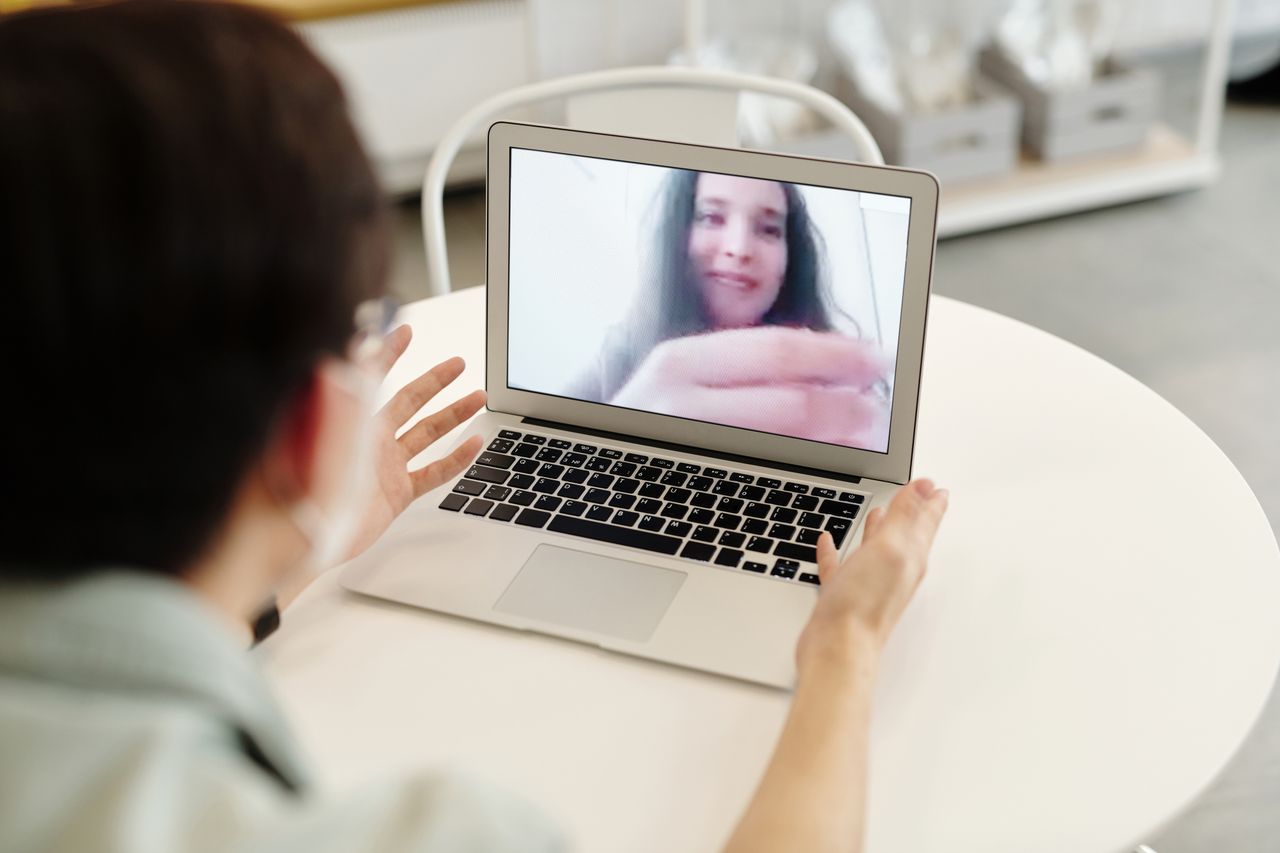 Geöffneter Videoanruf auf einem Laptop