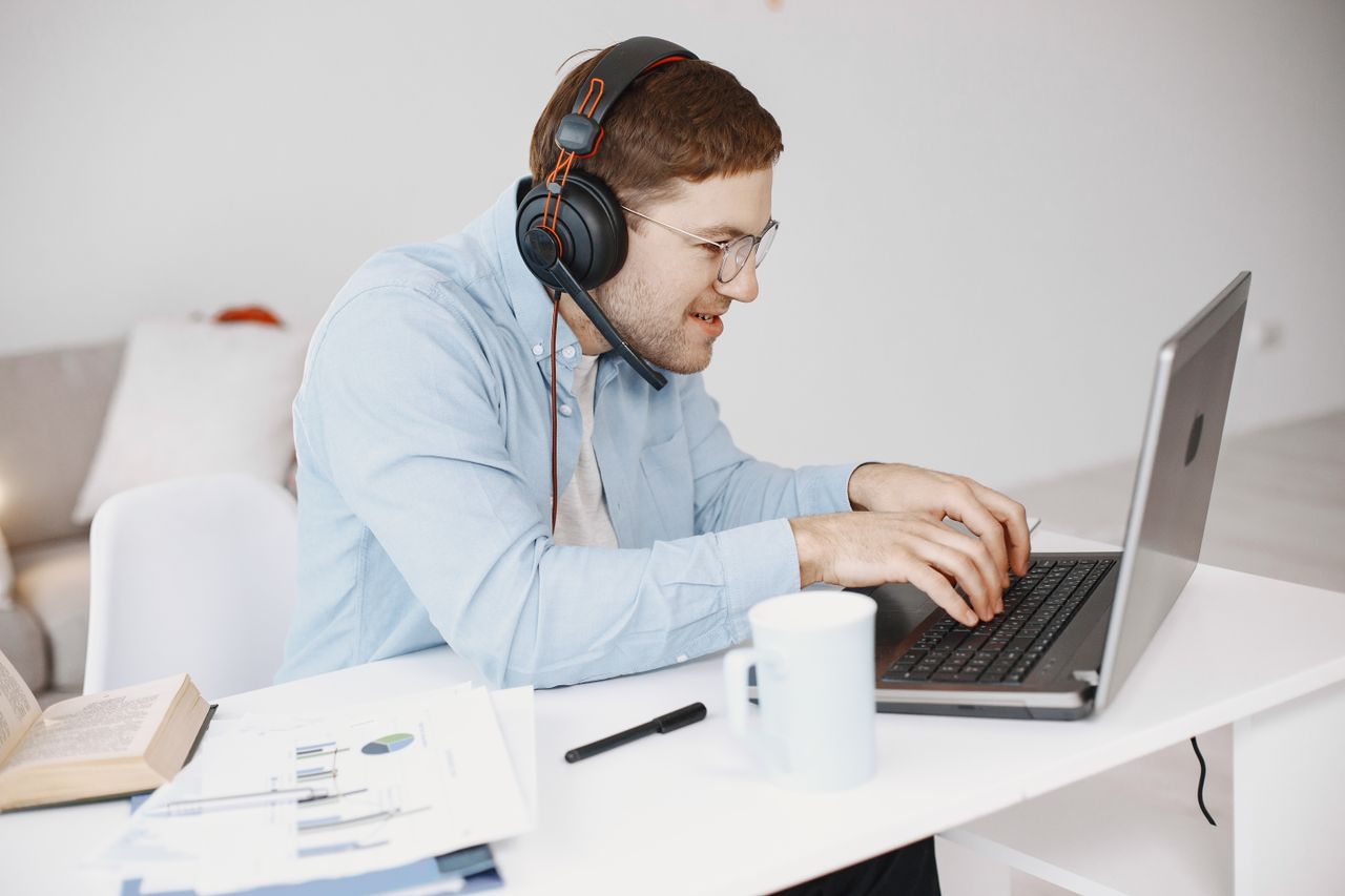 Arbeit am Laptop mit Kopfhörern