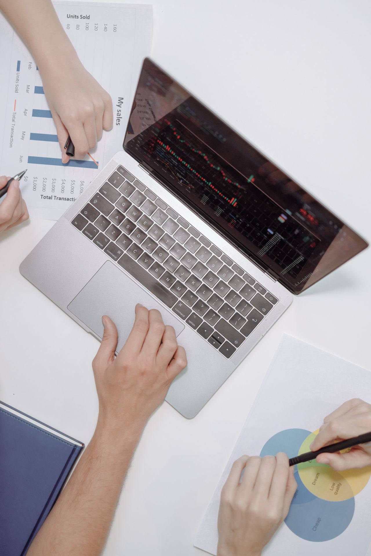 Gemeinsame Arbeit an Unterlagen und Laptop