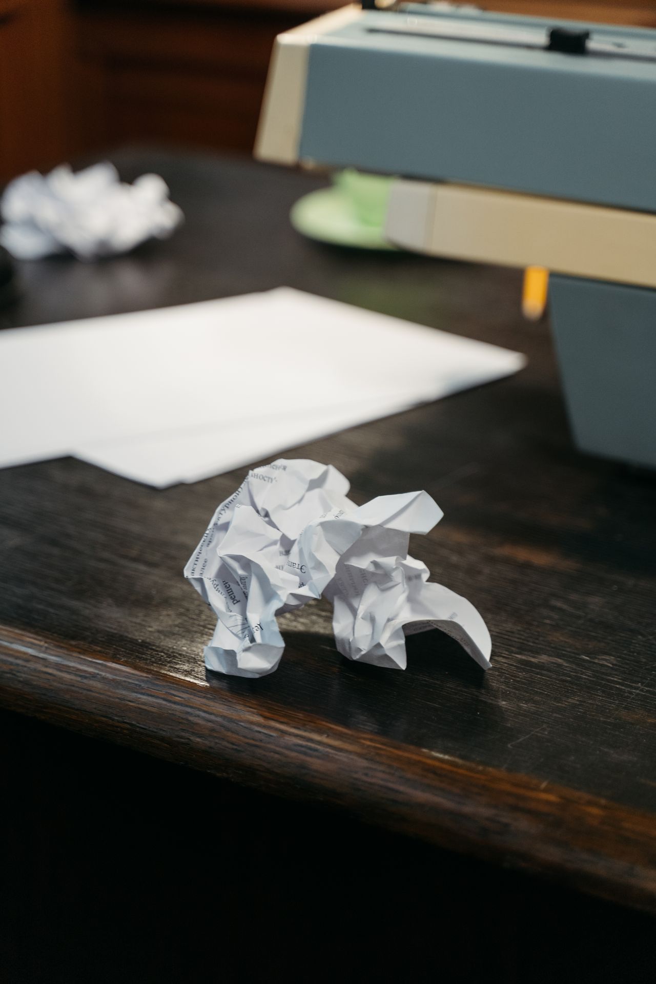 Papier auf einem Schreibtisch neben einem Drucker