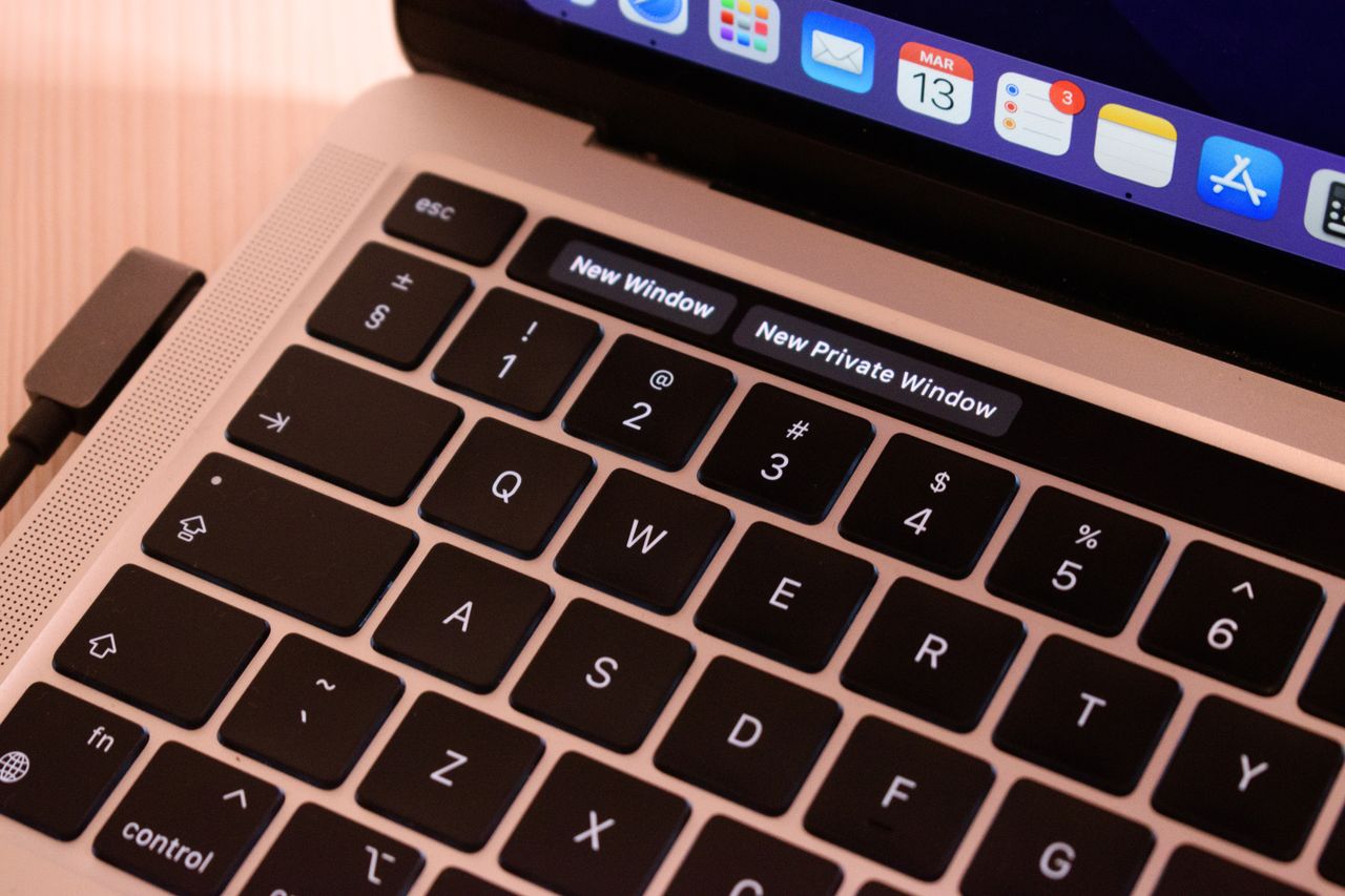 Browsermenü oberhalb einer Laptoptastatur