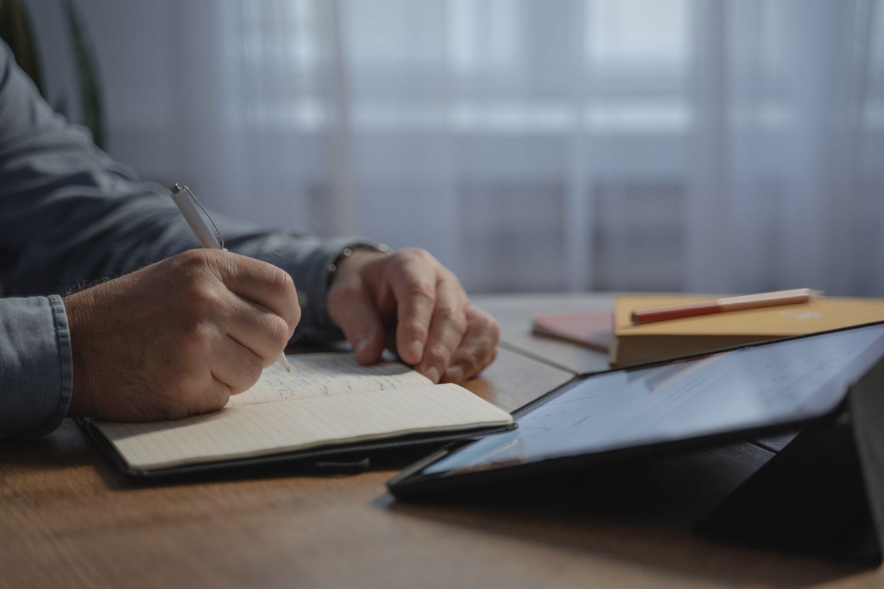Handschriftliche Notizen neben einem Tablet